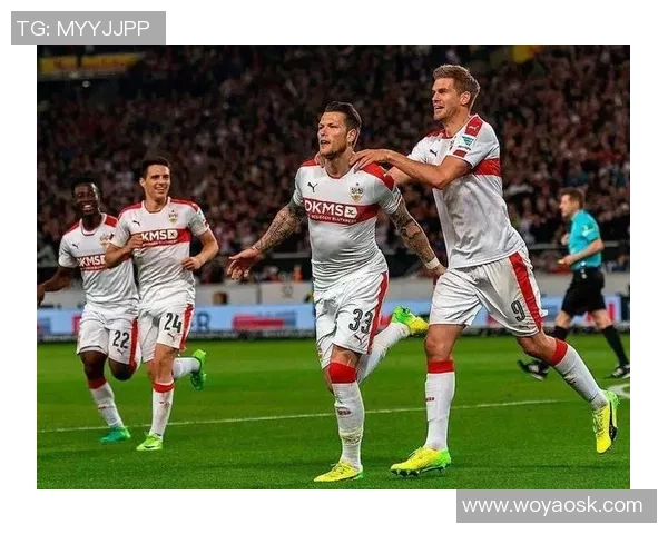 奥斯纳布吕克与比勒费德的激烈对决展现足球魅力与战术智慧